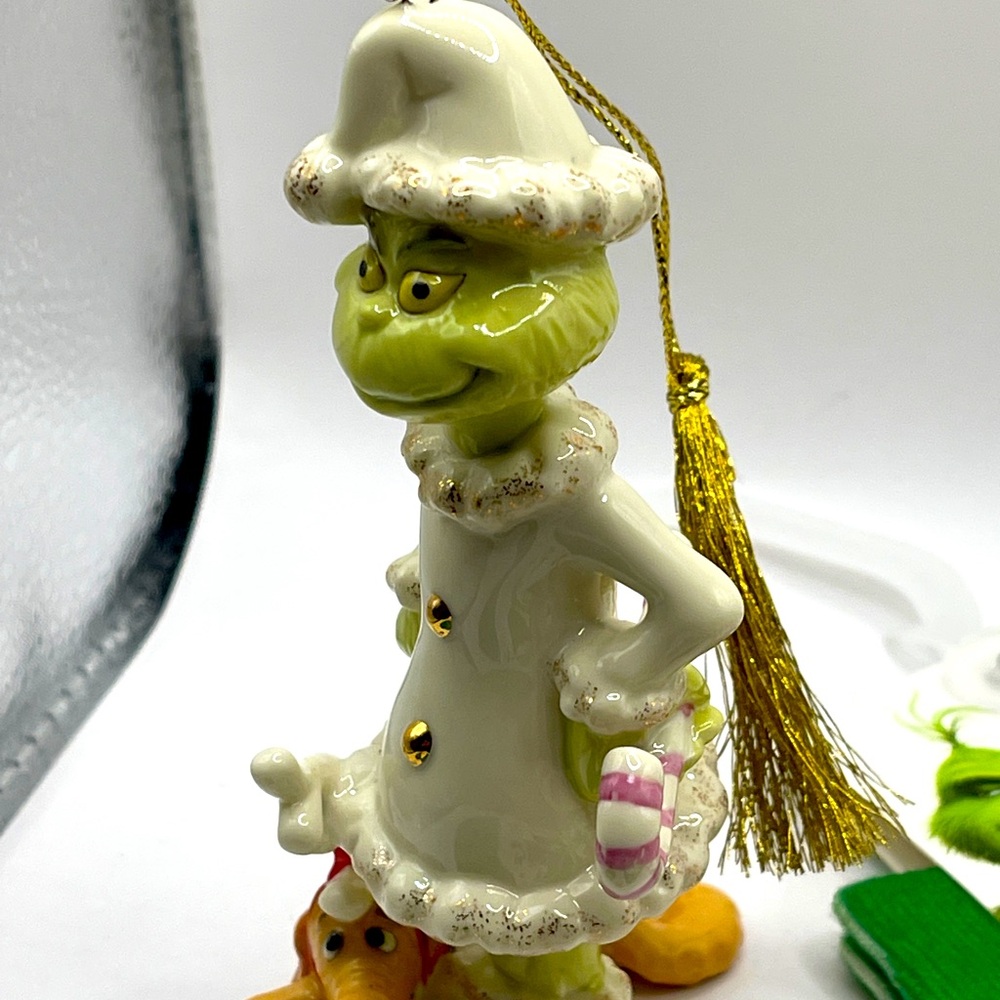 Grinch Gift Set: figurine and socks! - Picture 4 of 6
